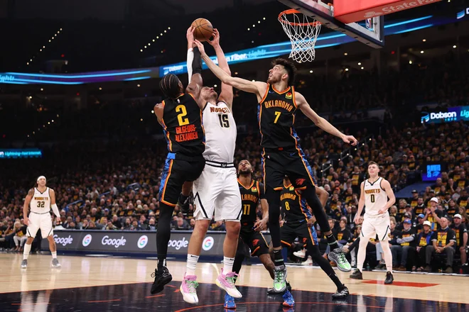 Srbski zvezdnik v ligi NBA Nikola Jokić je bil v Oklahomi nerešljiva uganka za Shaia Gilgeous-Alexandra in Cheta Holmgrena (desno). FOTO: Sam Hodde/Getty Images Via AFP