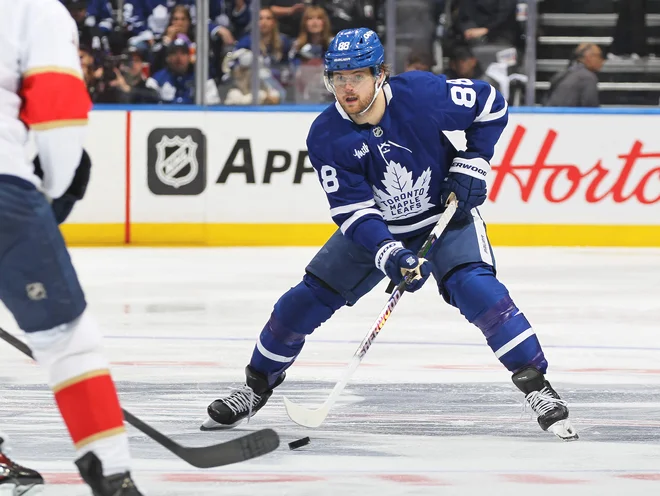 William Nylander je bil z dvema goloma in podajo junak prve tekme drugega kroga končnice v NHL v Torontu. FOTO: Claus Andersen/Getty Images Via AFP