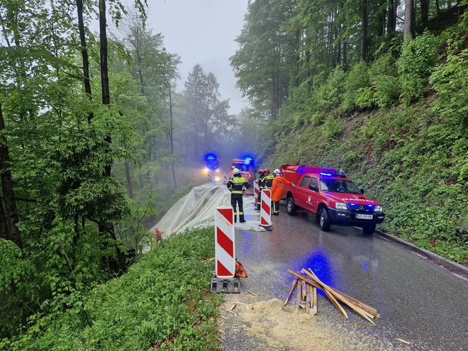 Kakšno škodo je v občini Cerkno povzročilo včerajšnje neurje, še ni znano. FOTO: PGD Cerkno