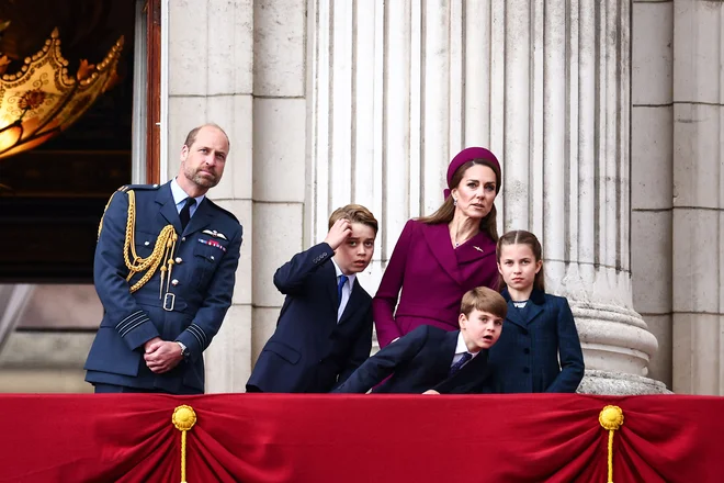 Britanski princ William, valižanski princ, britanski princ George, valižanski princ Louis, britanska princesa Catherine in valižanska princesa Charlotte so si po sprevodu oboroženih sil z balkona Buckinghamske palače ogledali prelet letal ob 80. obletnici dneva zmage, ki zaznamuje konec druge svetovne vojne v Evropi. Foto: Henry Nicholls/Afp