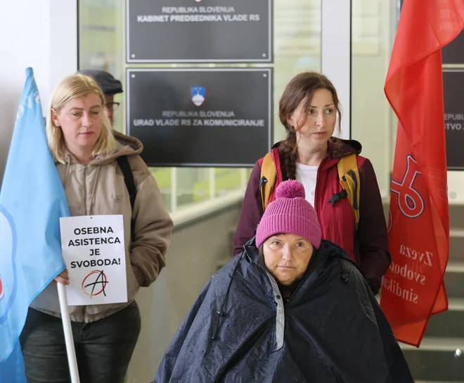 Zaradi plač, dopustov, dodatkov in drugih delavskih upravičenj je sindikat osebne asistence ob 11. uri organiziral protest pred vladno stavbo. FOTO: Jože Suhadolnik/Delo