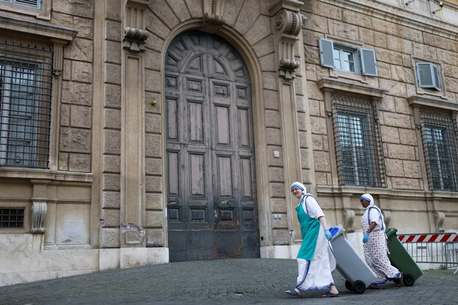 Med tokratnim konklavom bodo za obroke skrbele redovnice iz Doma svete Marte, kjer kardinali prebivajo. FOTO: Hannah Mckay/Reuters