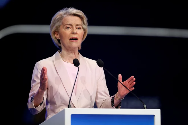 Po prepričanju predsednice evropske komisije Ursule von der Leyen je čas, da Evropa popolnoma prekine energetske vezi z nezanesljivim dobaviteljem.  FOTO: Eva Manez/Reuters