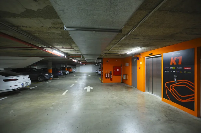 V kletni etaži so brezplačna parkirišča. FOTO: Jože Suhadolnik