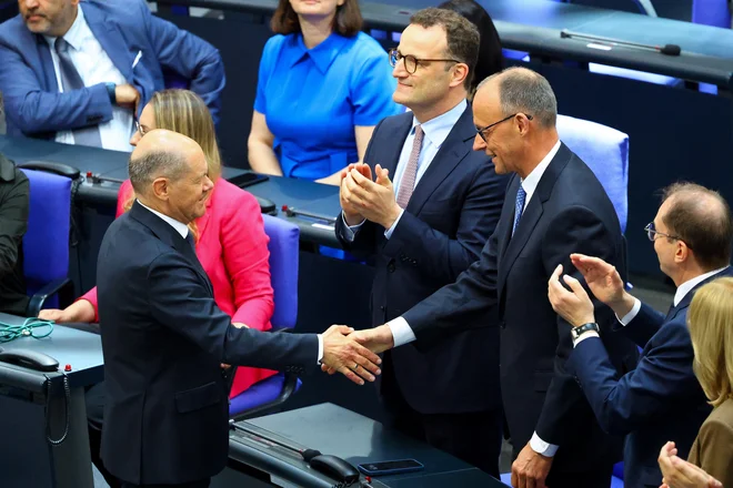 Friedrich Merz je bil v drugem krogu vendarele izvoljen, čestital pa mu je tudi odhajajoči kancler Olaf Scholz. FOTO: Fabrizio Bensch/REUTERS