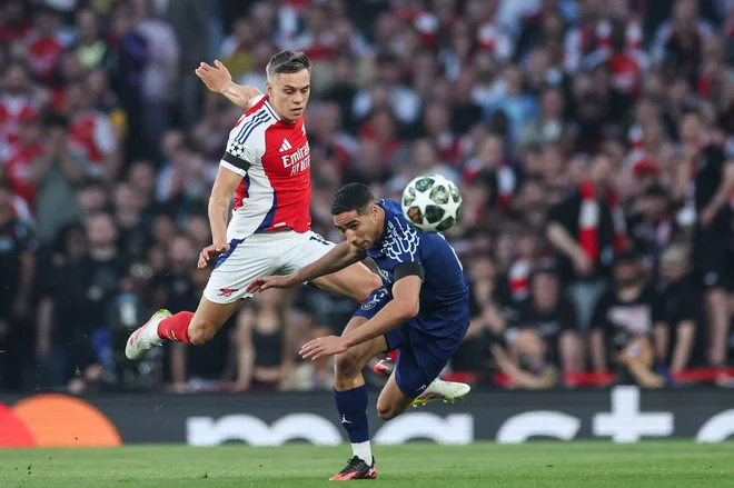 Leandro Trossard in Achraf Hakimi bosta imela tudi nocoj veliko bližnjih srečanj. FOTO: Adrian Dennis/AFP