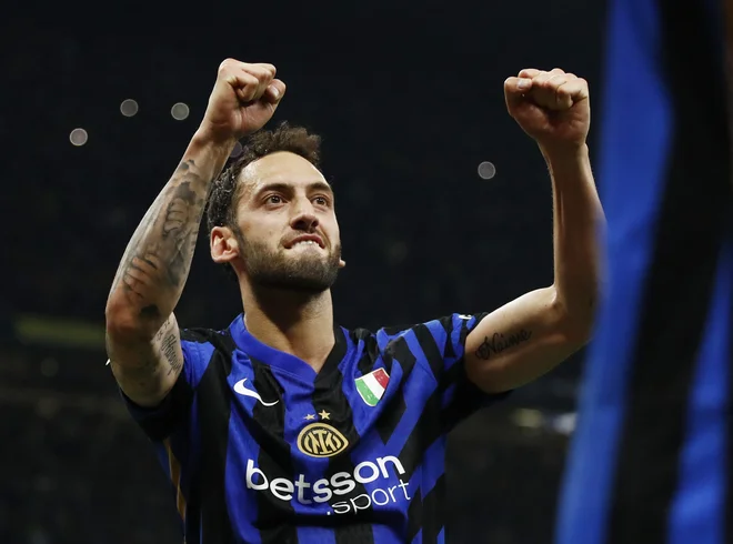Hakan Calhanoglu je bil natančen z bele točke. FOTO: Alessandro Garofalo/Reuters