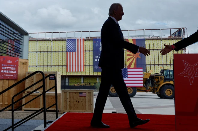 Proizvodnjo čipov je v ZDA začel seliti nekdanji predsednik Joe Biden, proizvodnja pa ne steče gladko. FOTO: Jonathan Ernst/Reuters