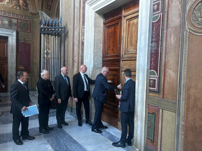 Karizmatičen papež lahko vpliva na javno mnenje, še posebej v katoliških državah, ali pa okrepi kritiko določenih politik, kot je to storil papež Frančišek z Donaldom Trumpom. FOTO: Reuters