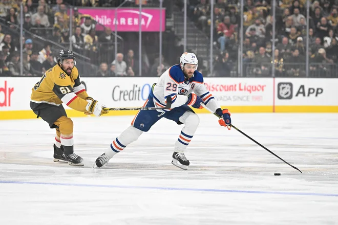 Leon Draisaitl odlično igra v končnici, 29-letni Kölenčan je bil strelec in podajalec v Las Vegasu. FOTO: Candice Ward/Getty Images Via AFP