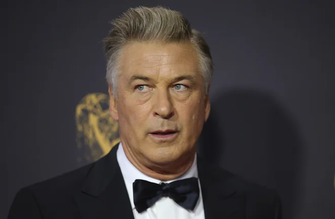 Alec Baldwin je bil oproščen krivde in se je poravnal z družino nesrečnice. Foto Mike Blake/Reuters