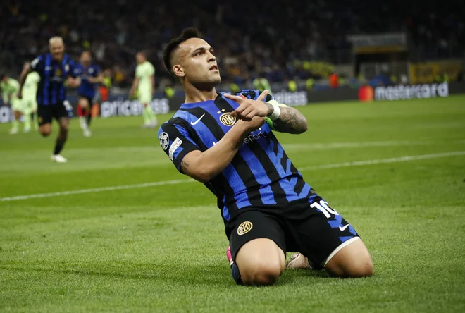 Kapetan Lautaro Martinez se je veselil prvega gola. FOTO: Alessandro Garofalo/Reuters