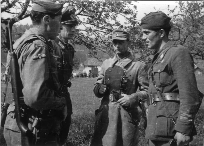 Major Jugoslovanske armade Petar S. Brajović (prvi z desne) se je s predstavniki nemške vojske v okolici Topolšice dogovarjal o načinu podpisa kapitulacije. FOTO: Ivo Lipar, hrani Muzej novejše in sodobne zgodovine Slovenije
