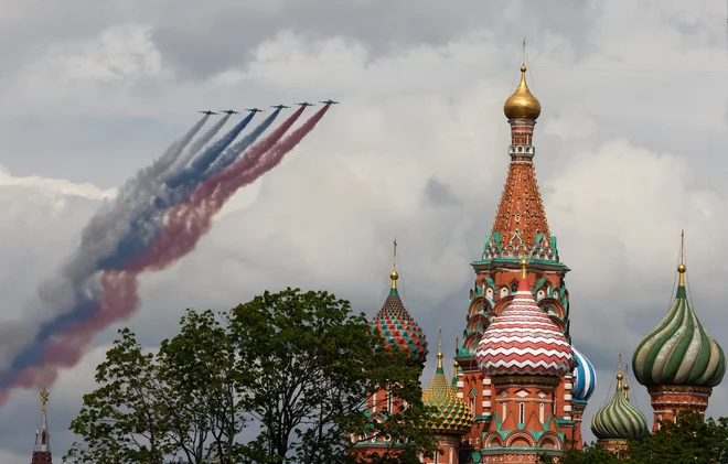 Vabila na slovesnost so iz Moskve poslali vsem tujim diplomatskim predstavnikom, med gledalci petkove parade zmage naj bi bilo 29 voditeljev tujih držav.
FOTO: Šamil Žumatov/Reuters