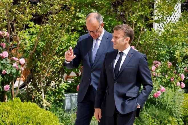 Francoski predsednik Emmanuel Macron je v Parizu včeraj sprejel novega nemškega kanclerja Friedricha Merza, kot to veleva že dolgoletna tradicija. Pogovori so potekali v prijateljskem duhu, voditelja pa sta napovedala tesnejše sodelovanje. FOTO: Ludovic Marin/REUTERS