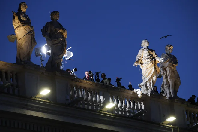 Predstavniki medijev nestrpno čakajo na dim nad Sikstinsko kapelo. FOTO: Marko Djurica/Reuters
