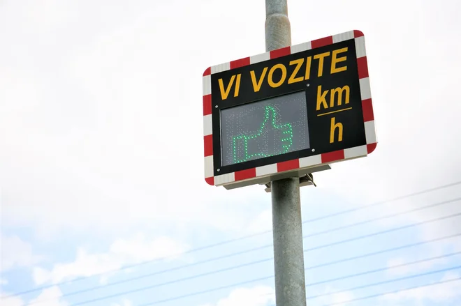 Že znani ukrepi za zmanjševanje hitrosti na najbolj kritičnih lokacijah so prikazovalniki hitrosti »Vi vozite«. FOTO: Max Verderber