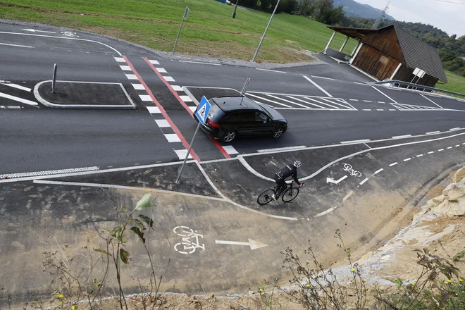 Občine se letos lahko prijavijo tudi na razpis za povečanje varnosti kolesarjev na prehodih za kolesarje. FOTO: Leon Vidic/Delo
