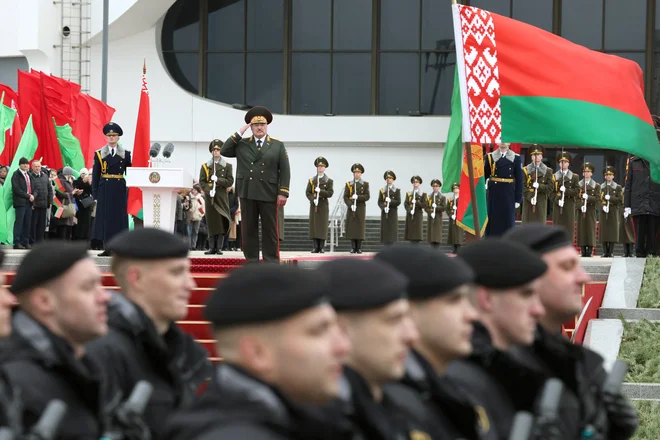 Oblasti so nasilno zatrle demonstracije; po podatkih zagovornikov človekovih pravic, ki jih navaja AP, je bilo aretiranih več kot 65.000 ljudi, več sto tisoč pa jih je zaradi strahu pred pregonom zbežalo iz države. FOTO: Belta/Reuters