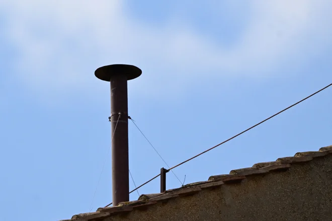 After every two rounds of voting, they burn ballots; If the pope is not elected, a special accessory is created by black smoke that is smoked from the chimney above the chapel. Photo: Tiziana Fabi/AFP