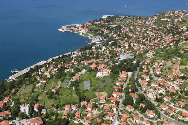 Prostorski načrt Ob Belokriški ureja tudi manj pozidano območje nad Belokriško cesto na skrajno desni strani fotografije. Foto Boris Šuligoj