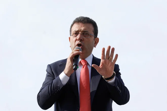 İmamoğlu, ki velja za glavnega opozicijskega izzivalca 22-letne vladavine predsednika Erdoğana, je bil aretiran 19. marca in zaprt zaradi obtožb korupcije. FOTO: Dilara Senkaya/Reuters