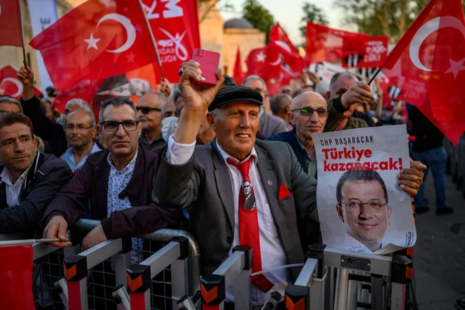 Po nekaterih javnomnenjskih raziskavah se je İmamoğlujeva priljubljenost po aretaciji celo povečala. FOTO: Yasin Akgul/AFP