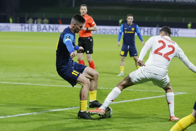 Celjski virtuoz Svit Sešlar je poln samozavesti, v štajerskem derbiju je s s »panenko« z bele točke zabelil štajerski derbi in osrečil zeleno-bele. FOTO:o Leon Vidic/Delo