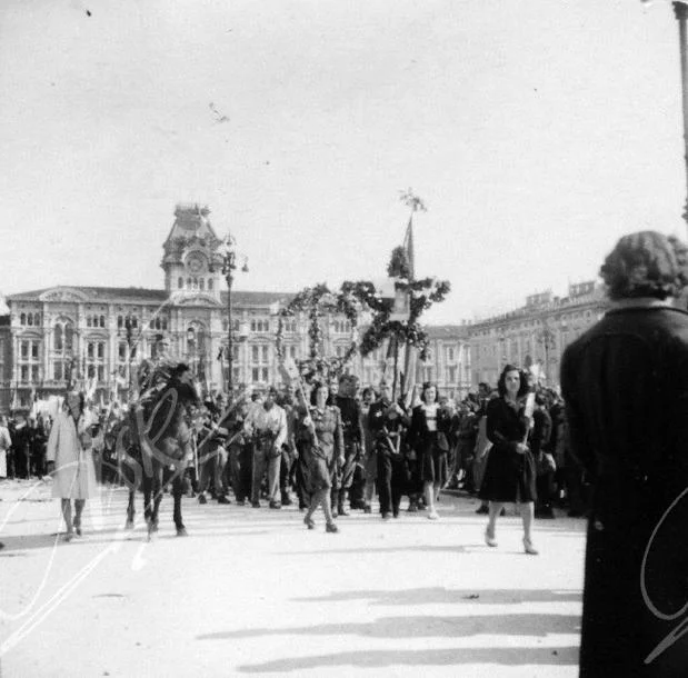 Partizani prve dni maja v Trstu. To je bila zmaga, ki pa je zavezniki niso privoščili partizanom. Foto arhiv Narodne In študijske knjižnice