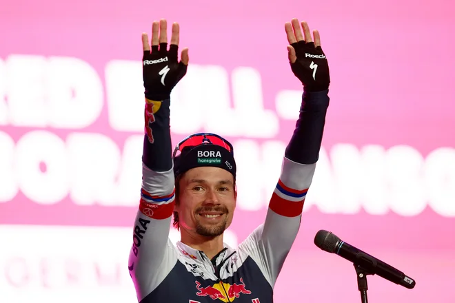 Primož Roglič je tisti, ki ga bo treba premagati v boju za rožnato majico, pravi Alberto Contador. FOTO: Luca Bettini/AFP