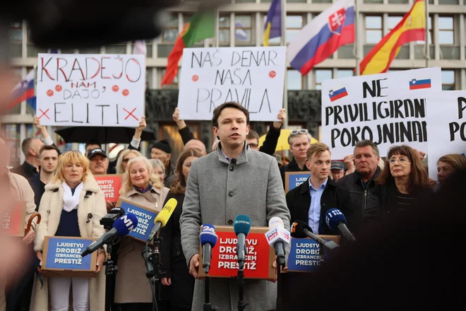 Najbolj verjetno se bodo poleg podpornikov SDS tega referenduma udeležili še podporniki NSi. Edino vprašanje je, ali jih je dvajset odstotkov vseh volilnih upravičencev. Foto Črt Piksi