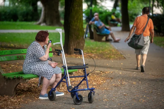 Danes se za pokojnine nameni 10,3 odstotka BDP, z reformo pa naj bi dosegli, da bi bil ta delež dolgoročno nekaj več kot 12 odstotkov. Fotografija je simbolična. FOTO: Voranc Vogel