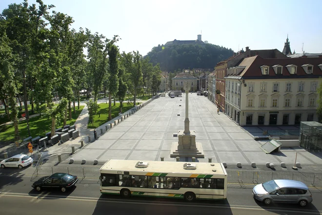 Prenovljeni trg s svojo velikostjo in praznino mestu spet daje prestolnični značaj. FOTO: Leon Vidic