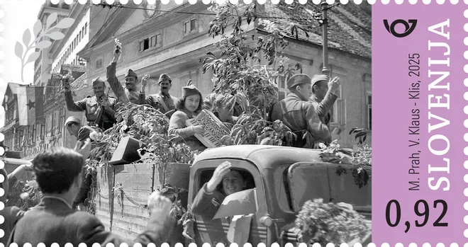 Znamka z ikonično fotografijo partizanov v Ljubljani 9. maja leta 1945. FOTO: Pošta Slovenije
