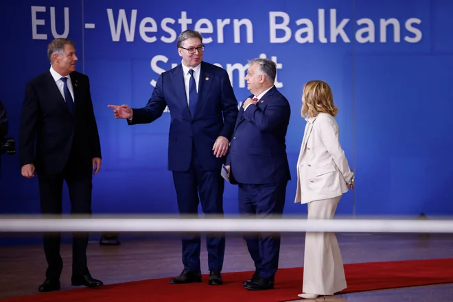 To, da mu EU in Zahod gledata skozi prste, v pričakovanju pač, da ne bo še bolj podlegel šarmu Rusije in Kitajske, je Vučić do zdaj spretno izkoriščal. FOTO: Johanna Geron Reuters
