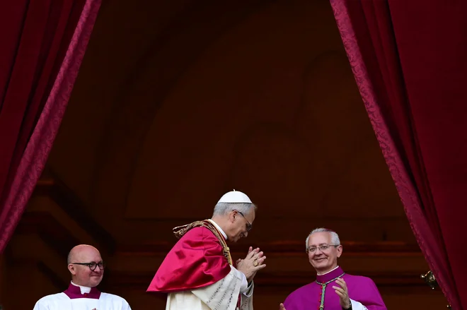 Kardinali, zbrani na konklavu, so za naslednika papeža Frančiška izbrali 69-letnega ameriškega kardinala Roberta Francisa Prevosta, ki si je izbral ime Leon XIV. FOTO: Tiziana Fabi/AFP