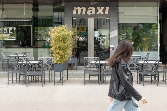 Trije gostinski lokali v Maximarketu so zaprti že dober mesec. Ikonična stavba v središču mesta, ki bo letos praznovala 54-letnico delovanja, je bila prenovljena pred šestimi leti. FOTO: Voranc Vogel/Delo