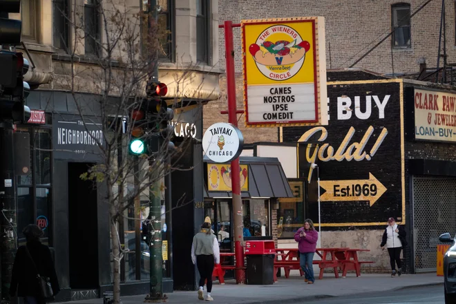 V znameniti čikaški stojnici s hot dogi The Wieners Circle so praznovali izvolitev novega papeža z novim napisom v latinščini »On je tu jedel naše hot doge«. Znak je bil postavljen po tem, ko so izvedeli, da je bil kardinal Robert Prevost, ki se je rodil v Chicagu, imenovan za prvega ameriškega voditelja Katoliške cerkve. FOTO: Scott Olson/Afp