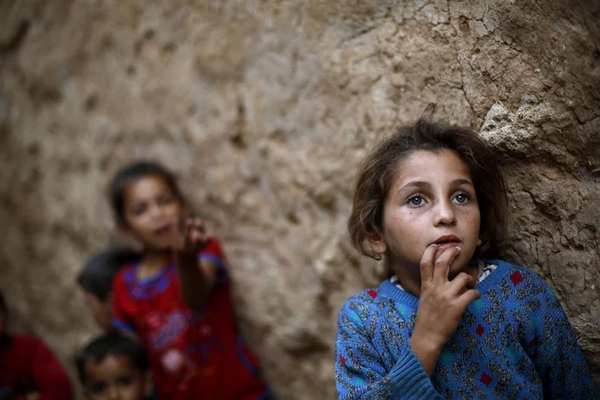 Gledamo prizore, ki jih ni mogoče gledati, palestinske otroke, ki se borijo za zajemalko juhe. FOTO Mohammed Abed/AFP