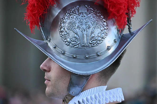 Pripadnik švicarske garde, vatikanske oborožene sile, v času, ko moč spet postaja pomembna, ne bi bil pomemben dejavnik. FOTO: Stefano Rellandini/AFP