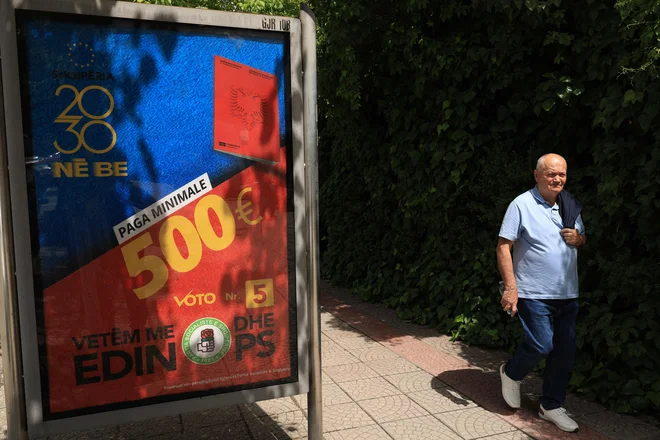 Če je soditi po tem, kaj jim ponujajo kandidati, bodo Albanci jutri volili tudi z mislijo na svojo denarnico. Foto Adnan Beci/AFP