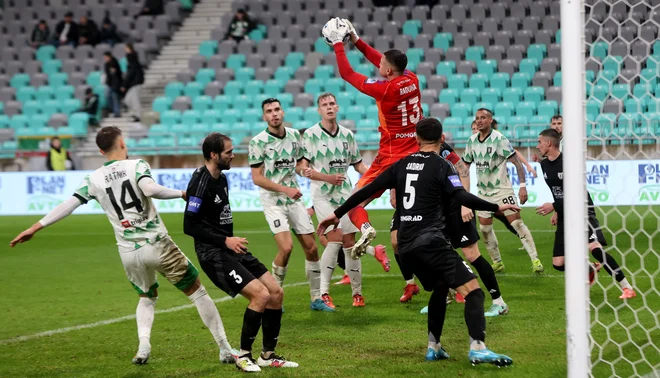 Zeleno-beli imajo v tej sezoni stoodstotni izkupiček v dvobojih s črno-belimi, ki se bodo v zadnjem, četrtem dvoboju vodilnim zoperstavili že s četrtim trenerjem. FOTO: Blaž Samec/Delo