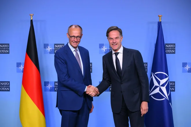 Merz je obiskal tudi Nato, kjer je opozoril, da mora Ukrajina ostati suverena pri odločitvah o pripadnosti političnim in vojaškim povezavam. FOTO: John Thys/AFP