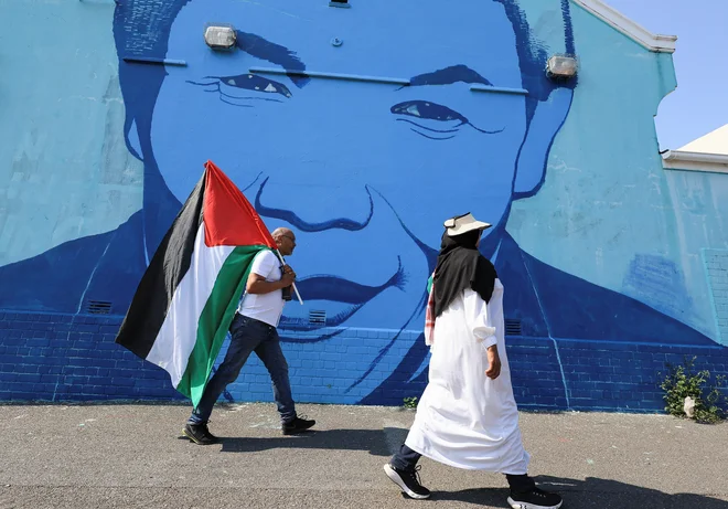 Morda ni več velikih pogumnih dejanj, ki so jih izkazovali borci proti nacizmu pred osmimi desetletji, pa tudi ne veliko posameznikov, kakršen je bil Nelson Mandela, ki so se desetletja borili proti rasizmu in se na koncu celo pomirili s svojimi rablji. FOTO: Esa Alexander/Reuters