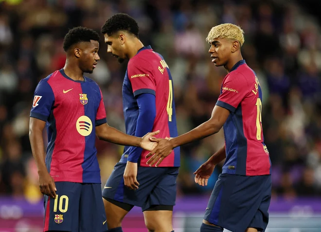 Ansu Fati (levo) se je znašel v nemilosti Barcelone, ker bi lahko slabo vplival na Lamina Yamala (desno). FOTO: Isabel Infantes/Reuters