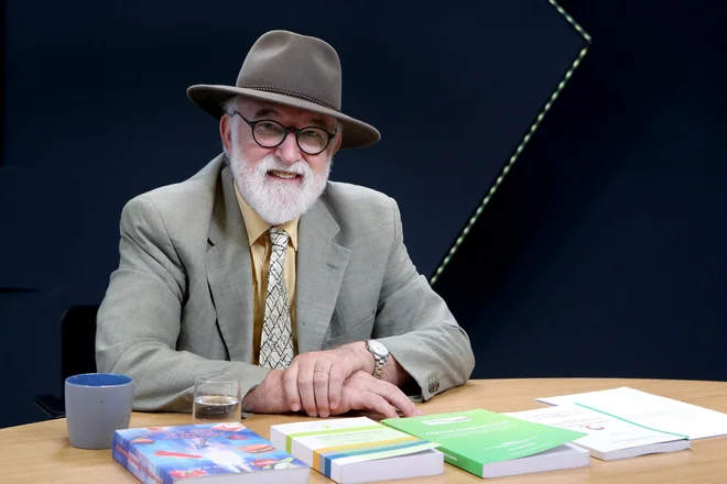 Prof. dr. Peter Raspor, mikrobiolog, tehnolog in dolgoletni profesor živilskih ved, v pogovoru razbija priljubljene prehranske mite in brez olepševanja razkriva, kako prehranska industrija in medijsko izpostavljeni prehranski »strokovnjaki« pogosto zavajajo javnost. FOTO: Marko Feist/Delo