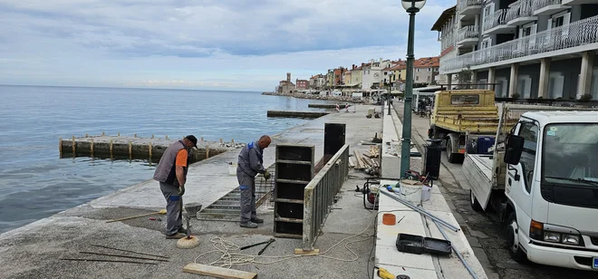 Delavci Hidrogradnje popravljajo 60 let staro, a kljub temu priljubljeno kopališče pred hotelom Piran. Dela so ocenjena na 18.000 evrov. Foto Boris Šuligoj