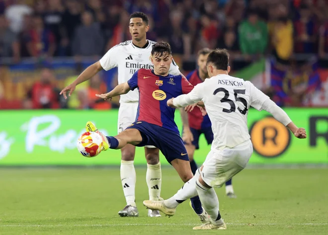 Pred dvema tednoma je Barcelona (na fotografiji Pedri) premagala Real Madrid in osvojila kraljevi pokal. FOTO: Borja Suarez/Reuters