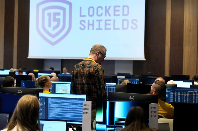 Ob 15-letnici Natove vaje Locked Shields so večnacionalne ekipe branile najpomembnejše civilne in vojaške sisteme pod intenzivnim pritiskom realističnih scenarijev, ki so jim v zadnjih letih priča skoraj vsak dan.
Foto Ints Kalnins/Reuters