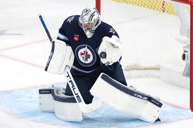 Connor Hellebuyck je blestel v vratih. FOTO: James Carey Lauder/Reuters